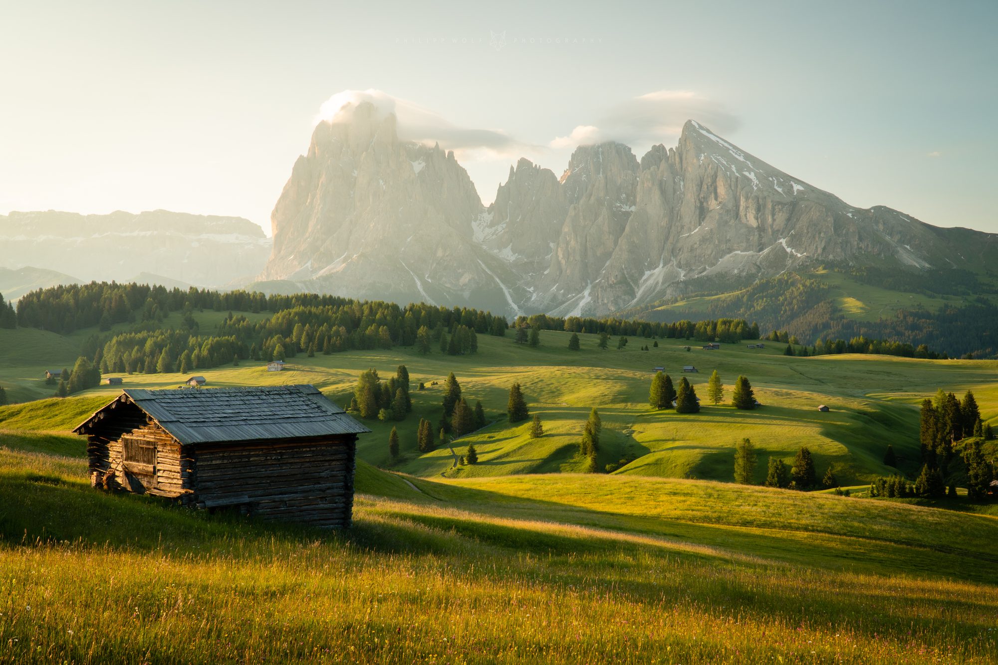Holzhütte auf der Seiser Alm vor der Langkofelgruppe