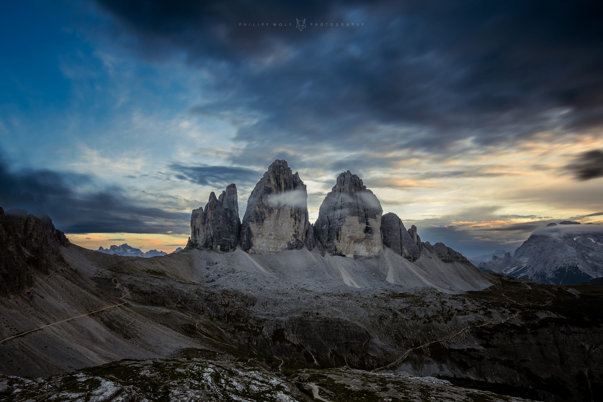 Drei Zinnen in den Dolomiten in der blauen Stunde